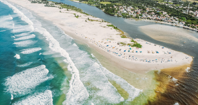 Você conhece Guarda do Embaú, onde o rio encontra o mar?